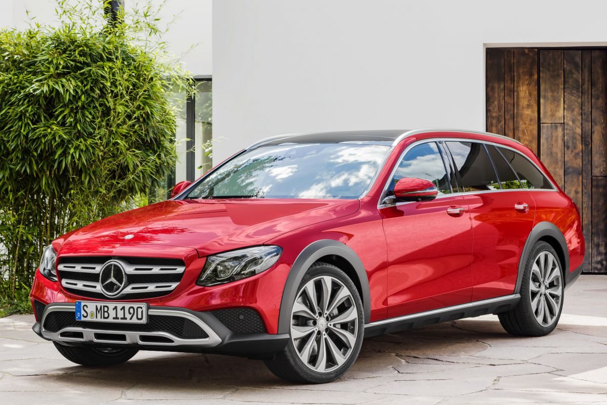 Mercedes-Benz E-Class All-Terrain · Red — image 3