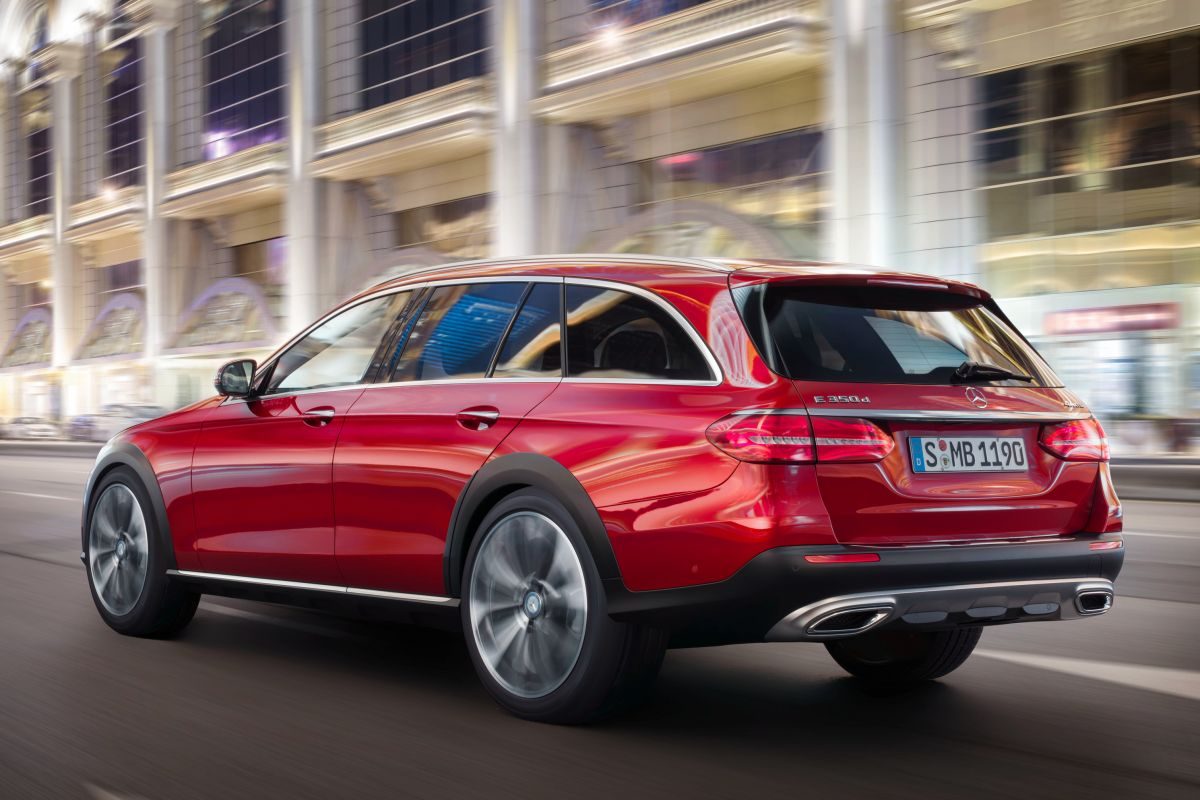 Mercedes-Benz E-Class All-Terrain · Red — image 5